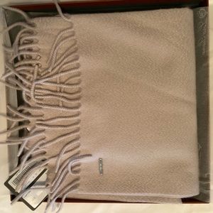 NWT Loro Piana 100% cashmere woman’s scarf